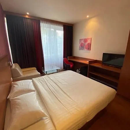 Leonardo Center 3*