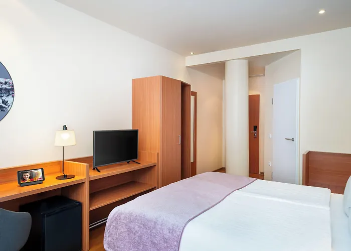 فندق Leonardo Center 3*